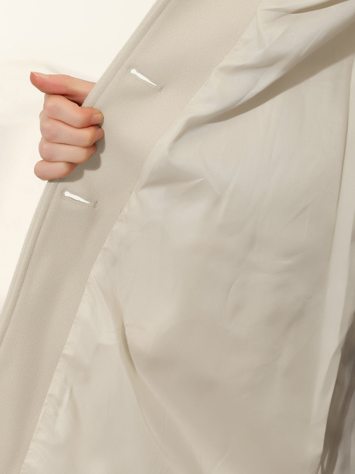 Gabardina de invierno cruzada con cierre frontal de botones