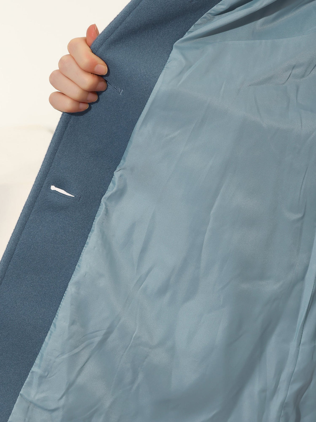 Gabardina de invierno cruzada con cierre frontal de botones